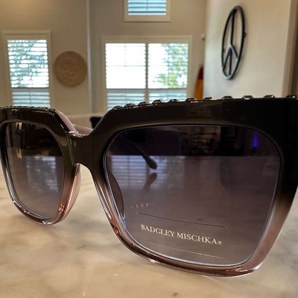 BRAND NEW Badgley Mischka Stephane Sunglasses Dove main image 14